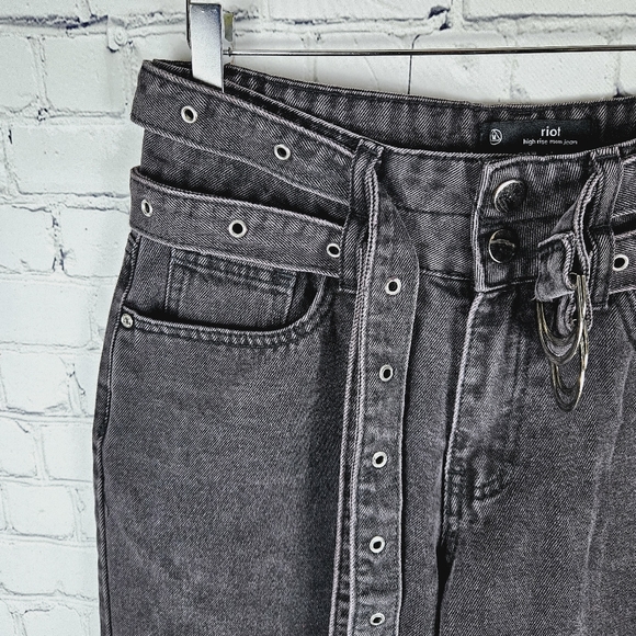 MISSGUIDED | Riot high rise tapered leg double grommet belted mom jeans - Picture 2 of 8